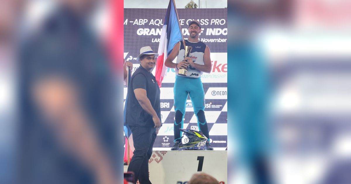 Hadir di Aquabike Jetski World Championship Lake Toba 2023, Menpora Serahkan Trophy Pada Para Juara
