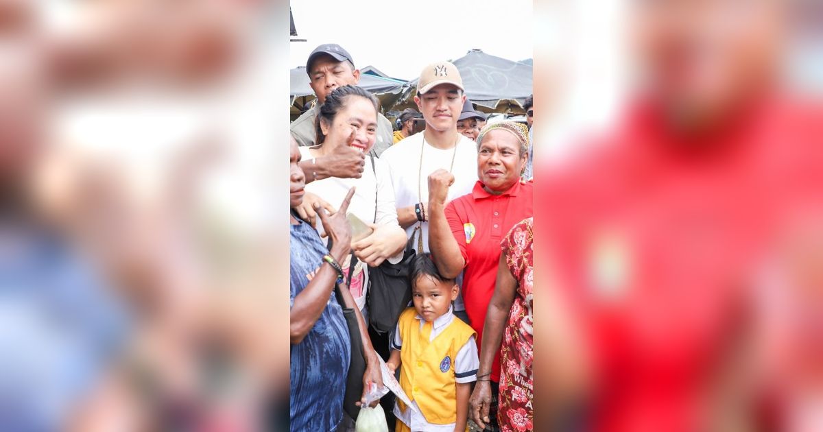 Blusukan ke Pasar Yotefa Jayapura, Kaesang Beli Nanas hingga Peci Khas Papua