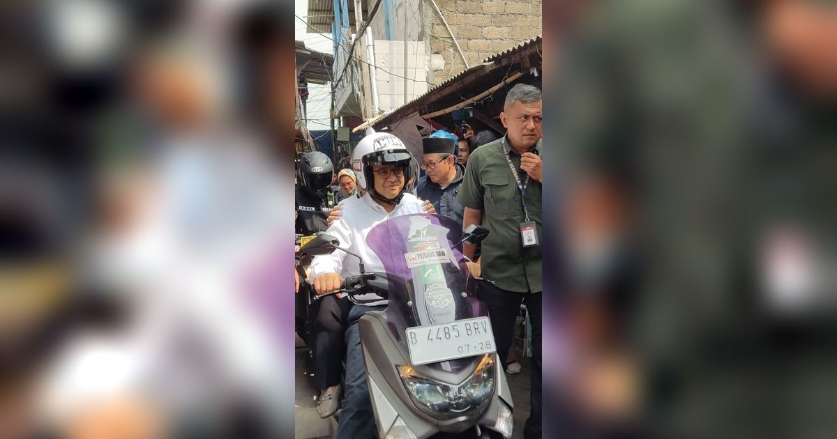 Sambil Bonceng Istri, Anies Baswedan Sapa Warga di Tanah Merah Naik Motor