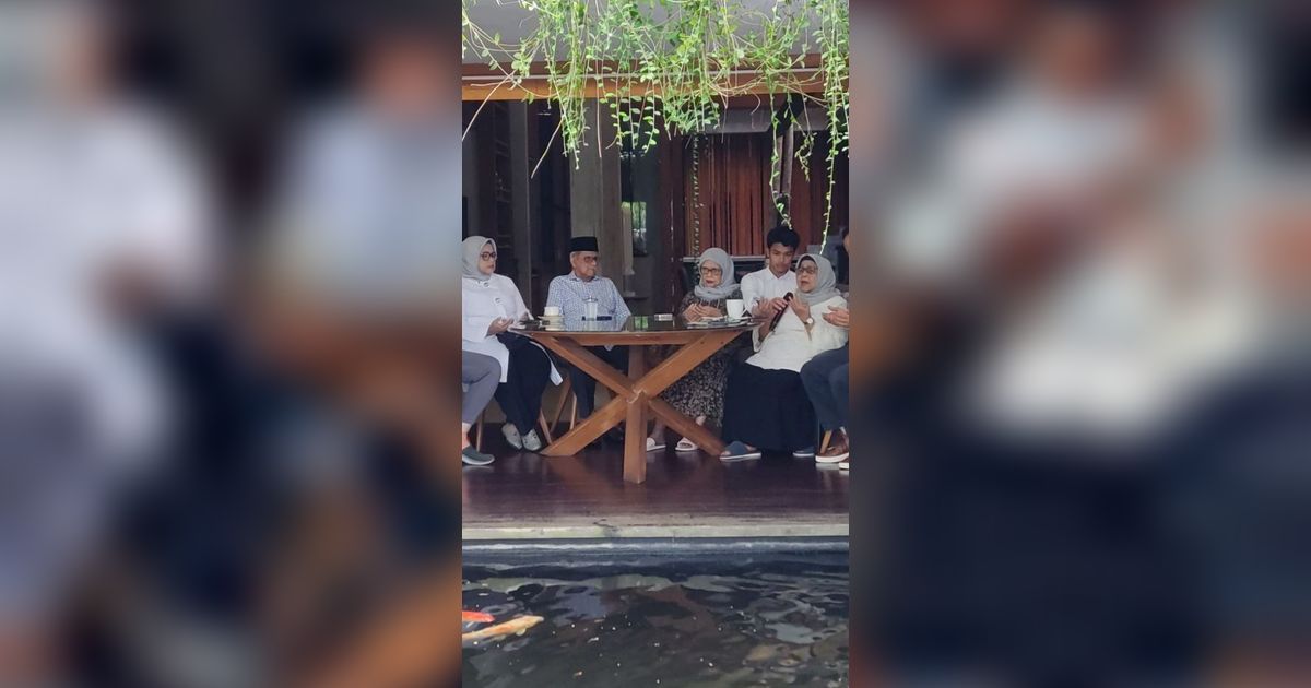 VIDEO: Capres Anies Sungkem Cium Tangan Ibu & Kumpul Keluarga Minta Restu Kampanye Perdana