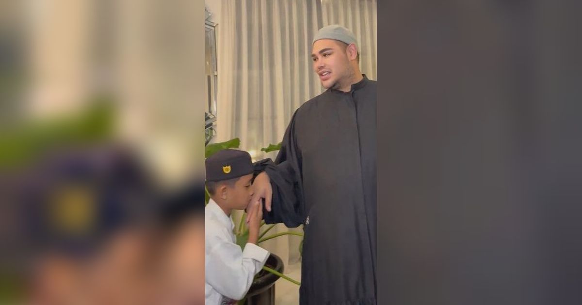 9 Potret Ivan Gunawan Gelar Pengajian di Rumah, Makin Ganteng Pakai Gamis & Peci