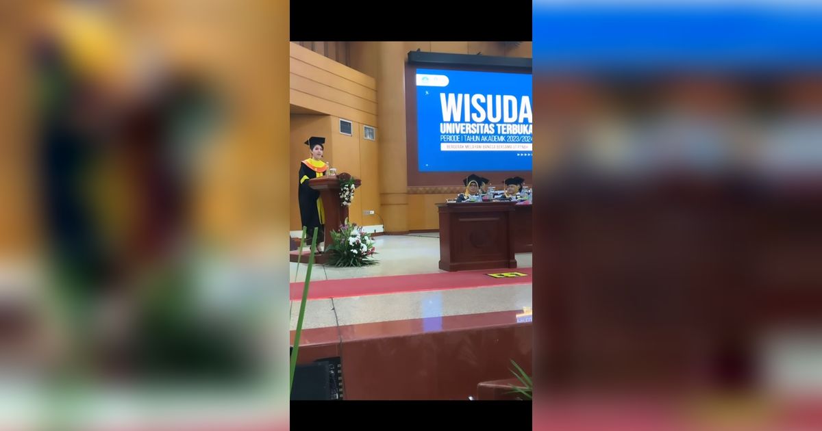 Jadi Wisudawan Kehormatan, ini 10 Potret Bahagia Tina Toon Resmi Raih Gelar Sarjana Hukum