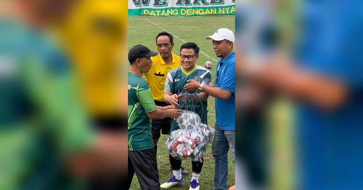 Cak Imin Main Sepak Bola Bareng Legenda Persebaya, Janjikan Pensiunan Atlet Dapat Asuransi