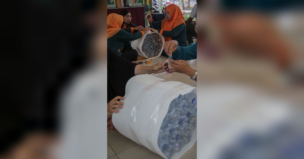 FOTO: Kreatif, Sampah Botol Plastik Bekas Ini Disulap Jadi Kursi Estetik