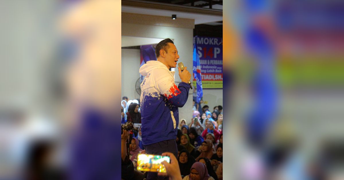 FOTO: Hari Pertama Masa Kampanye, AHY Blusukan Sapa Warga Condet