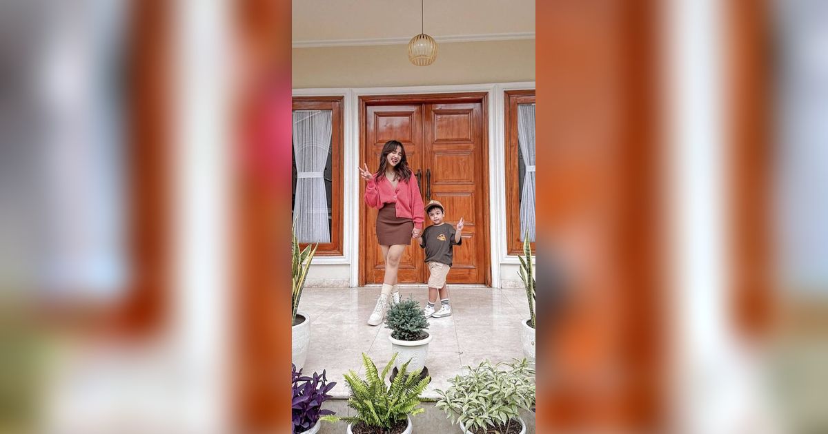 Interaksinya Bikin Gemas Netizen, 8 Foto Fuji & Gala Foto Bareng di Teras Depan Rumah Baru