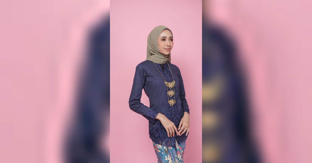Kocak, Kebaya Ada Hiasan Tombol 