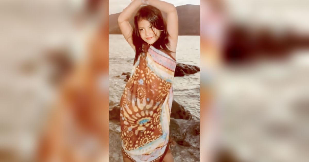 Anak Berpose Bak Model di Foto Ini Sedang Jadi Perbincangan Publik karena Berseteru dengan Sang Ibu, Bisa Tebak?