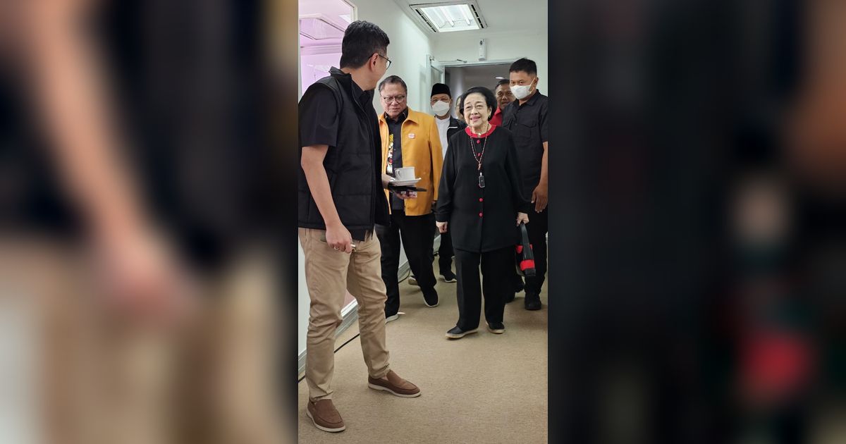 Senyum Megawati saat Rapat Bareng TPN di Kebon Sirih