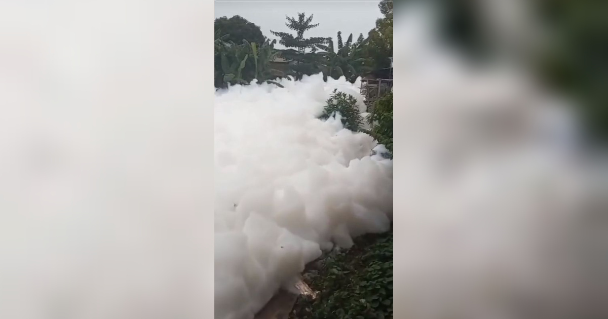 Teka-teki Sungai Depok Dipenuhi Busa Tebal, Mirip Negeri di Atas Awan