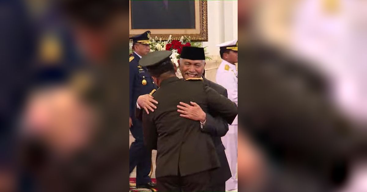 VIDEO: Tangis Haru Luhut Hormat Bangga Maruli Jadi Kasad TNI Dilantik Jokowi di Istana
