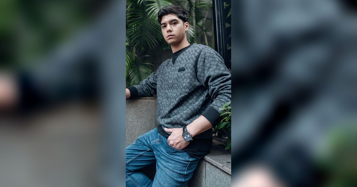 10 Potret Mesra Al Ghazali & Laura Moane yang Dinilai Kelewat Bebas, Peluk Cium di Lapangan!