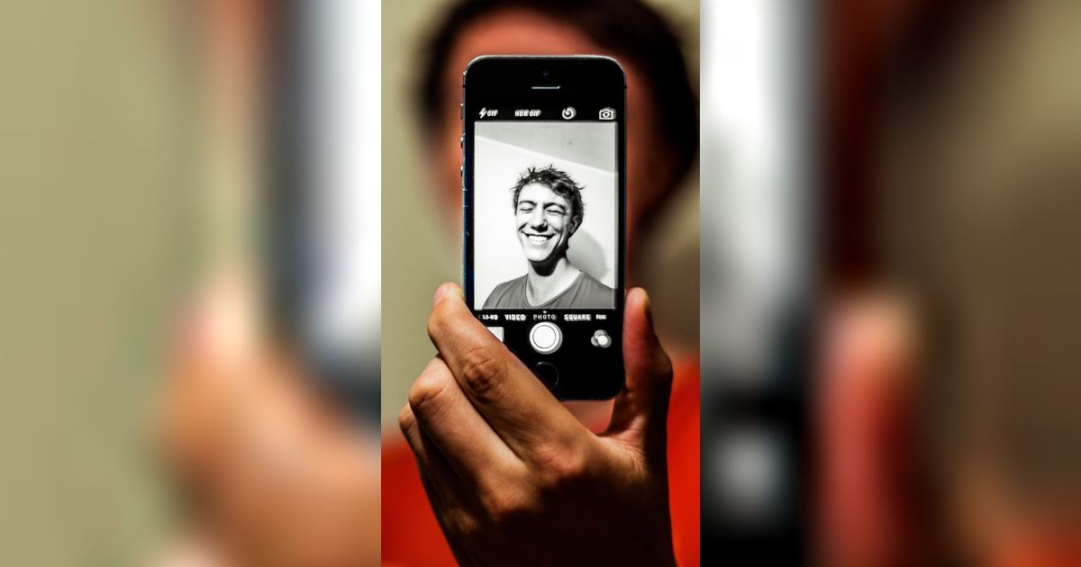 Terungkap, Ada Pesan Tersembunyi di Balik Setiap Gaya Foto Selfie