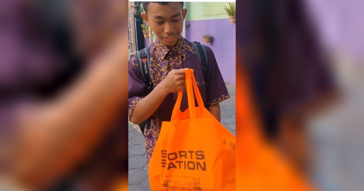 Viral Siswa Sekolah Sambil Berjualan Martabak Mini, Kisahnya Bikin Salut Warganet