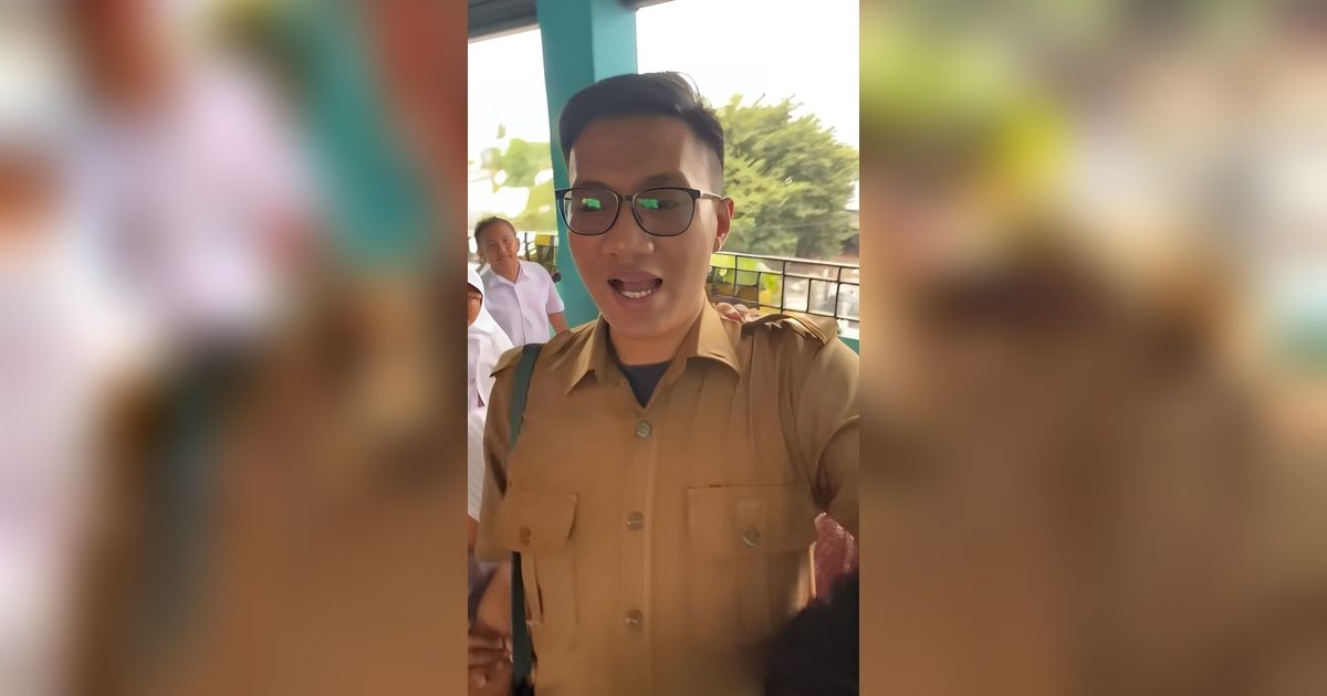 Baca 'Surat Cinta' dari Para Murid, Wajah Guru Memerah Salah Tingkah