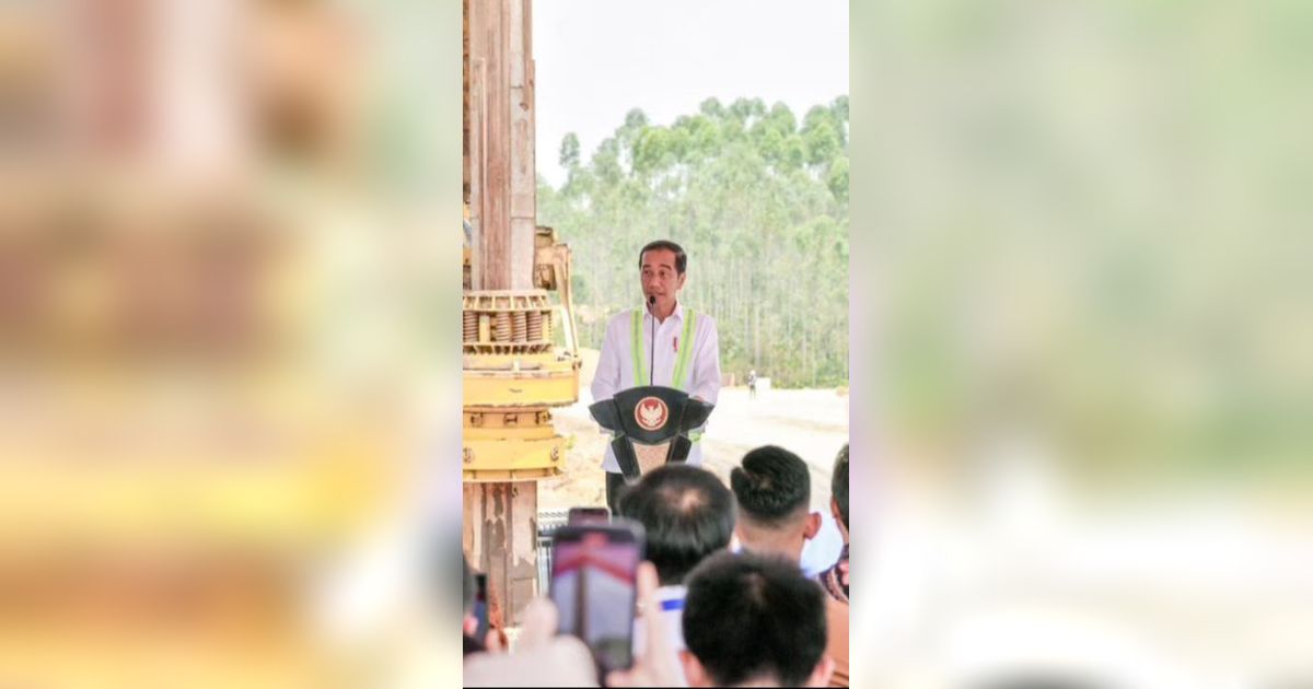 VIDEO: Celetukan Jokowi saat Beri Hadiah Sepeda ke Anak Sekolah 