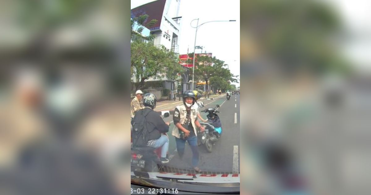 Pemotor Suami Istri Tiba-tiba Hentikan Ambulan di Tengah Jalan, Endingnya Tak Terduga