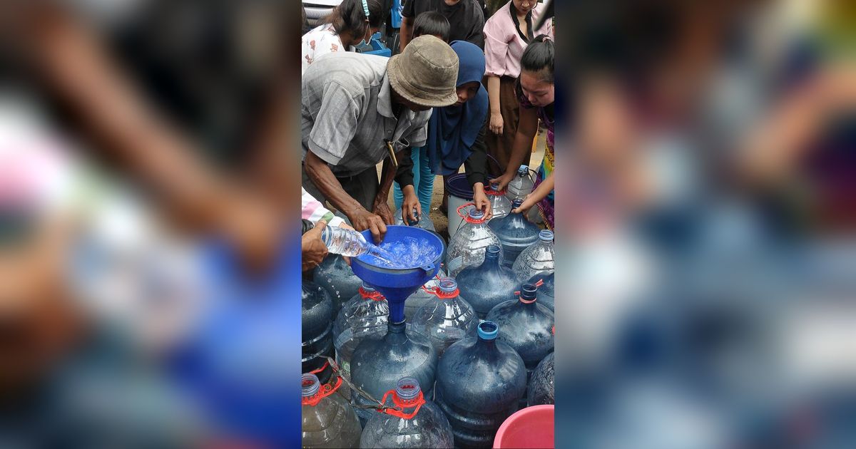 FOTO: Antusiasme Warga Pinggiran Kali Ciliwung Serbu Bantuan Air Bersih