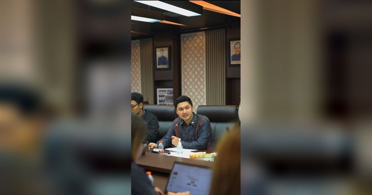 Potret Rizki Natakusumah, Anggota DPR Ganteng Pacar Beby Tsabina