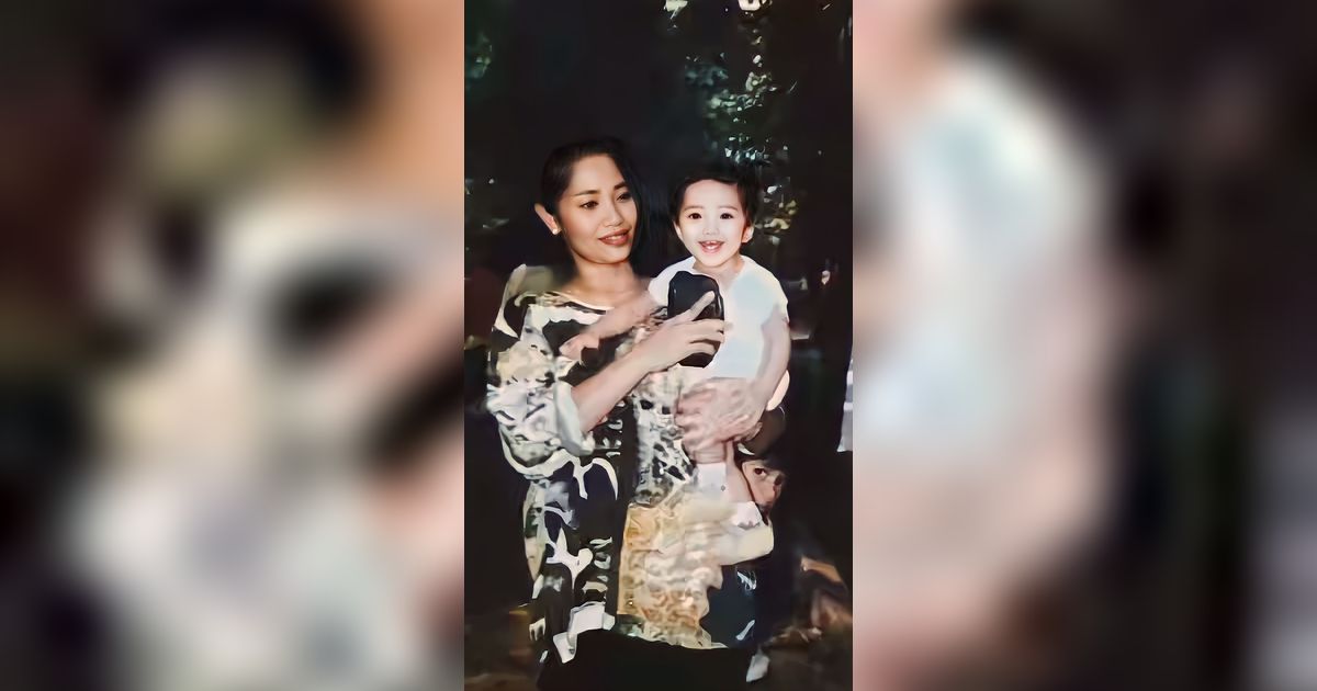 Anak Bersama Ibunya Ini Jadi Aktor Kondang, Bahkan Masuk Nominasi Top 100 Pria Tertampan