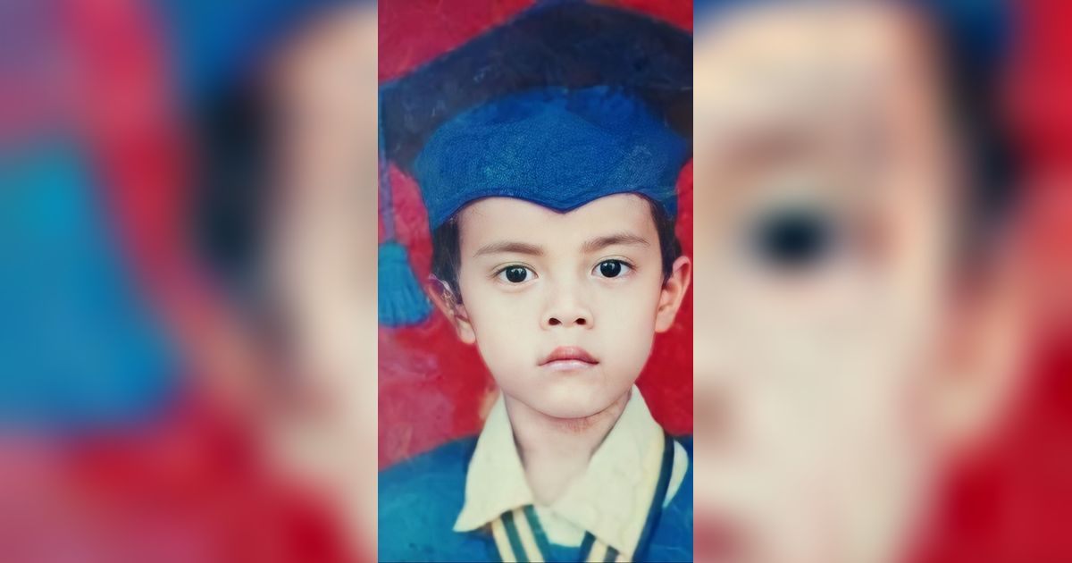 Bocah Laki-Laki Pakai Toga Ini Kini Jadi Aktor 