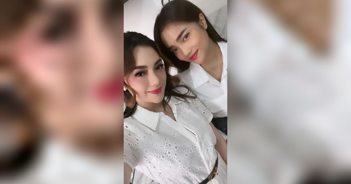 Foto Bareng Fuji, Celine Evaangelista 'Lancar Ya Ti Sampai Hari H'