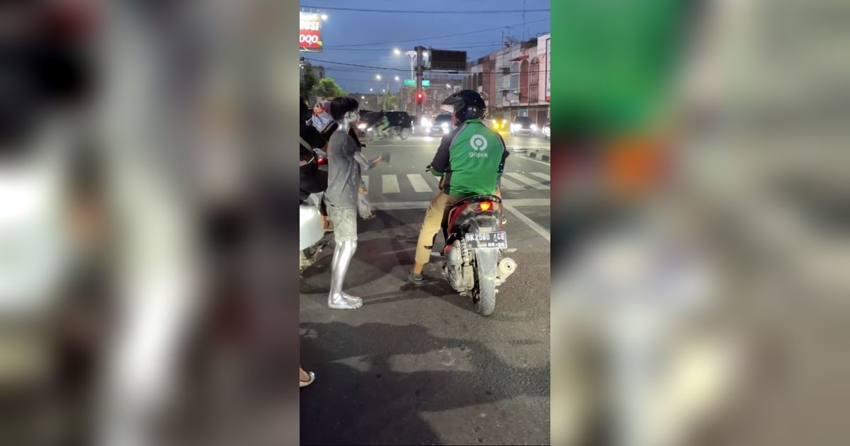 Tak Ada Ongkos, Momen Ojol Bantu Manusia Silver Pulang Ini Jadi Sorotan