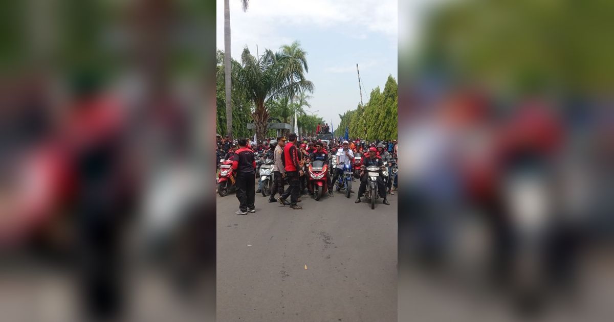 Buruh Demo Kenaikan UMK 2024, Sejumlah Jalan Arteri di Bekasi Macet