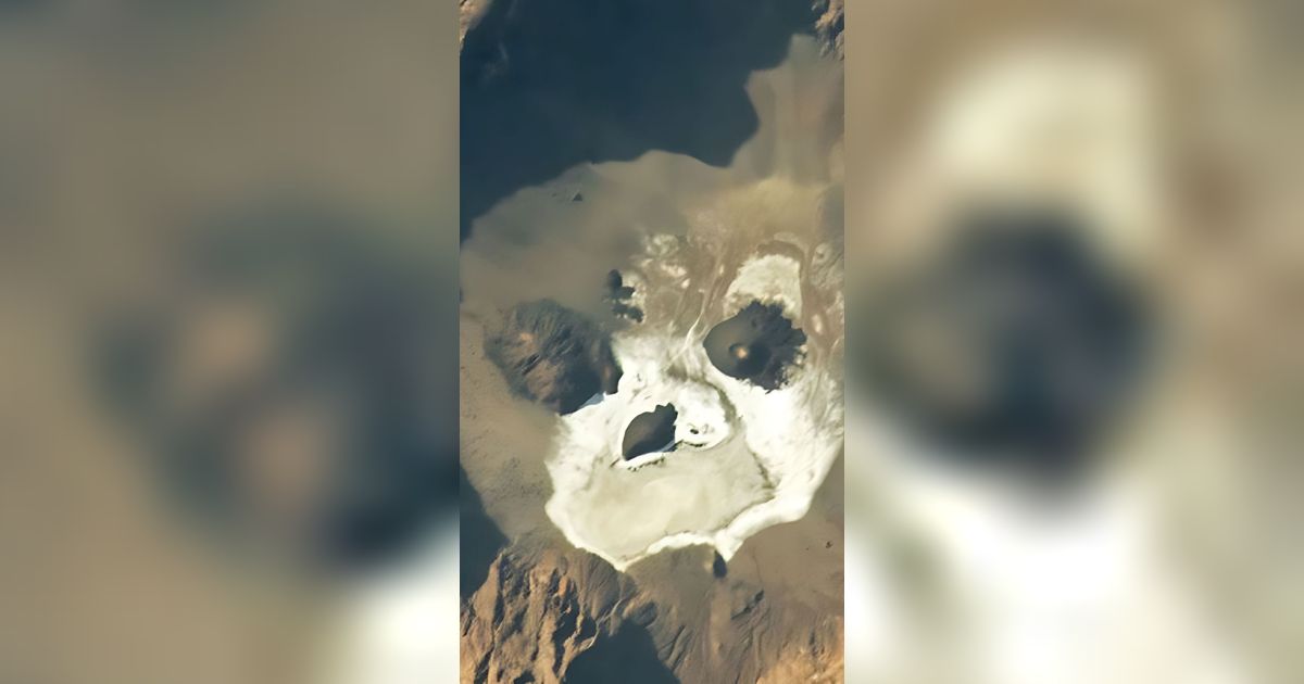 Ngeri! Foto Penampakan 'Tengkorak' Raksasa di Gurun Sahara Menatap Tajam ke Luar Angkasa, Ternyata Begini Faktanya