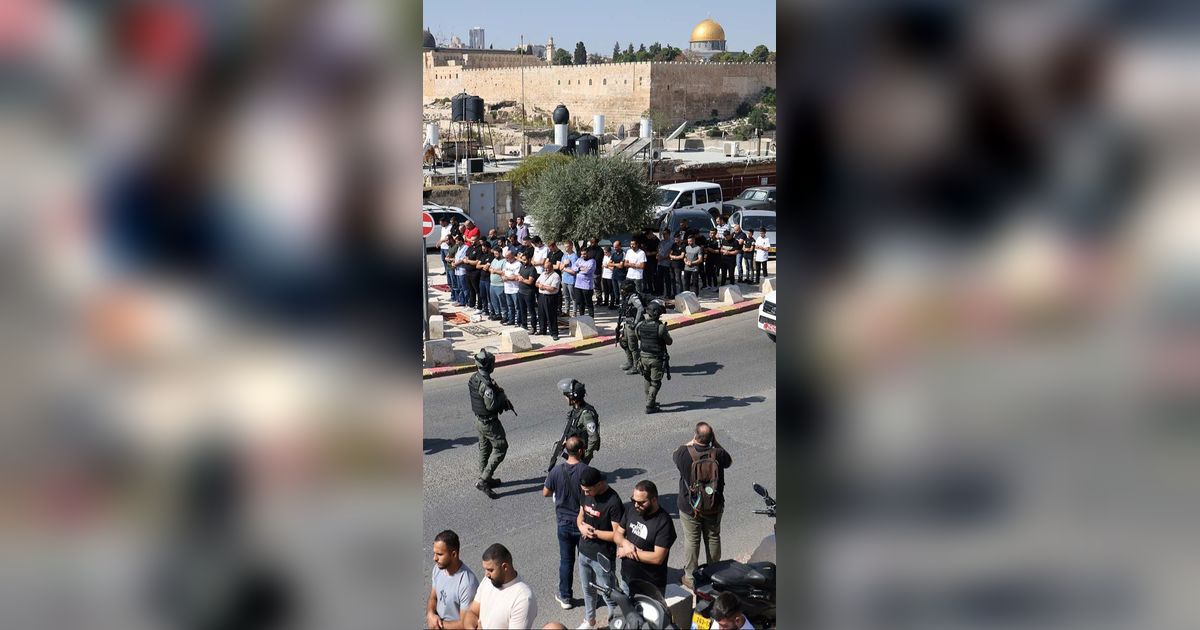 FOTO: Muslim Palestina Tak Gentar Salat Jumat di Tengah Penjagaan Ketat Polisi Israel Bersenjata Lengkap