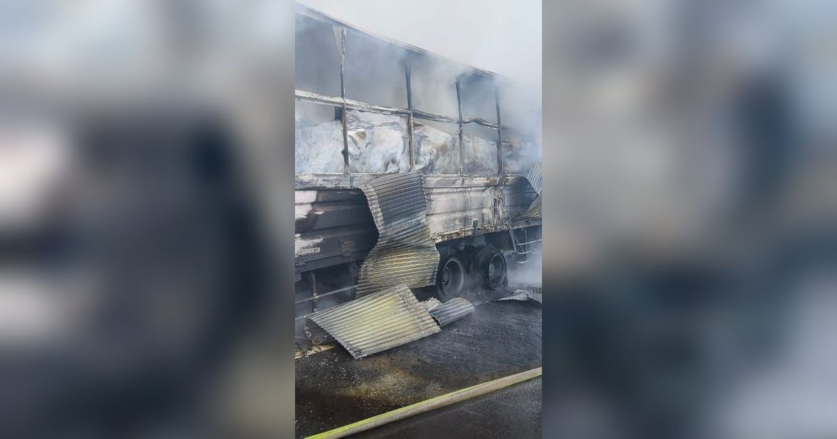 Truk Ekspedisi Angkut Sepeda Listrik Hangus Terbakar di Tol Permai