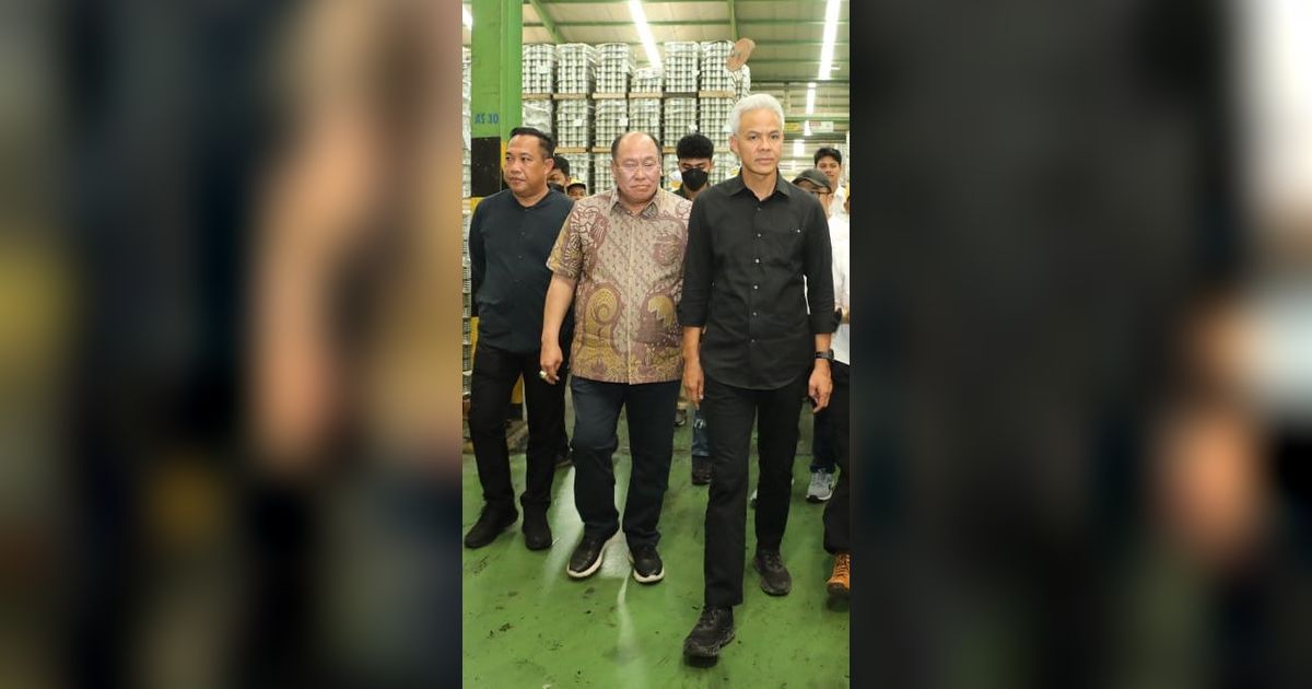 Borong Produk Lokal di Urban Sneaker, Ganjar Ditodong 'Selfie' Bareng Muda Mudi