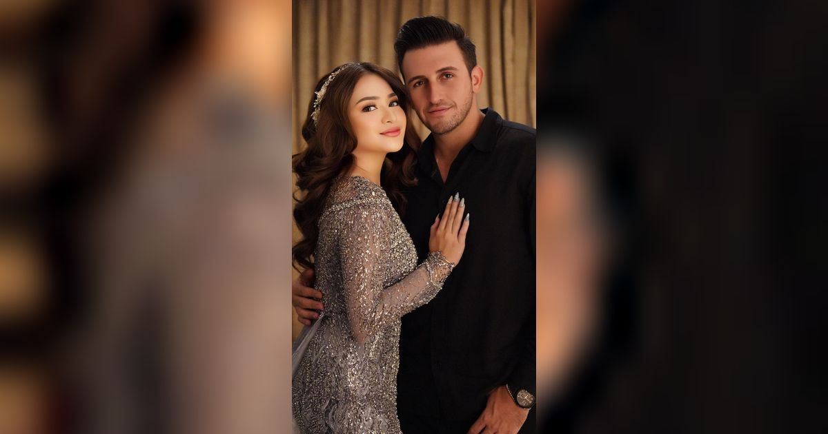 Romantis! Nathalie Holscher Dilamar Ladislao  Camara di Puncak Gunung Gede