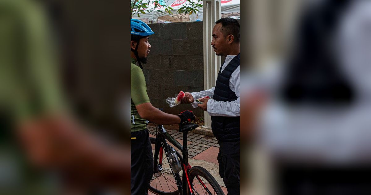 FOTO: Aksi Bagi Semangka Gratis Jadi Bentuk Solidaritas untuk Masyarakat Palestina di Sarinah