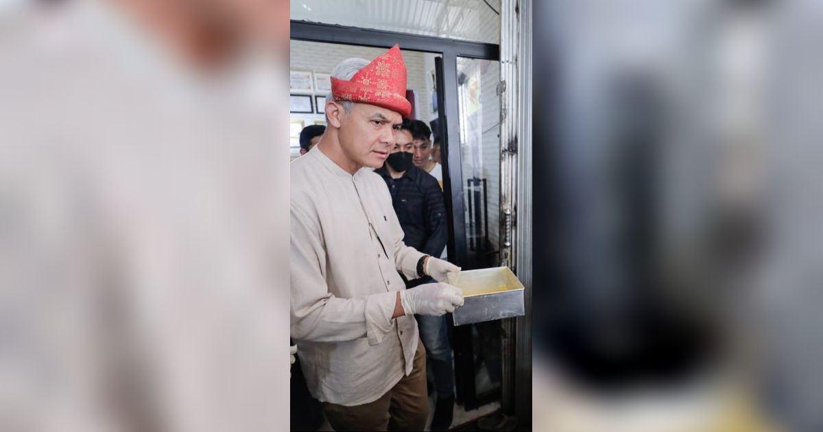 Ekspresi Serius Ganjar saat Jajal Bikin Kue Khas Palembang Lapis Maksuba: Butuh Kesabaran