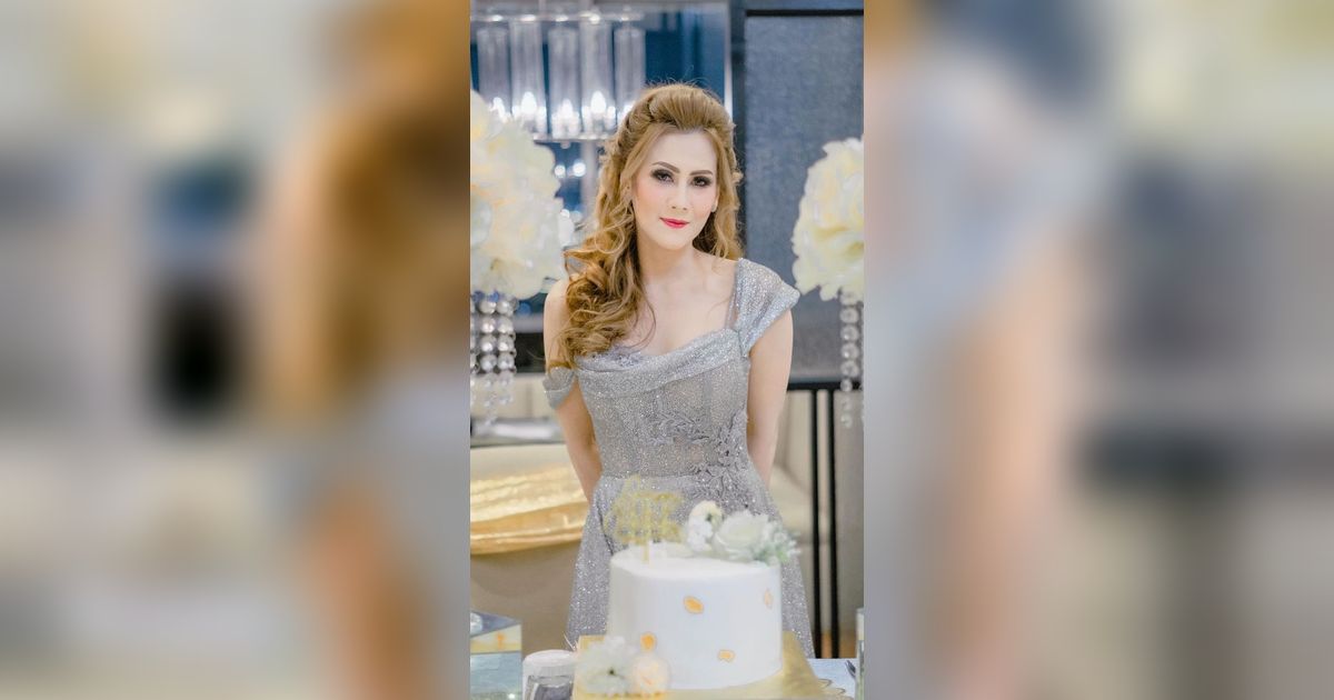 Potret Citra Kristinna, Ibu Laura Moane dengan Dress Abu-Abu seperti Barbie Hidup