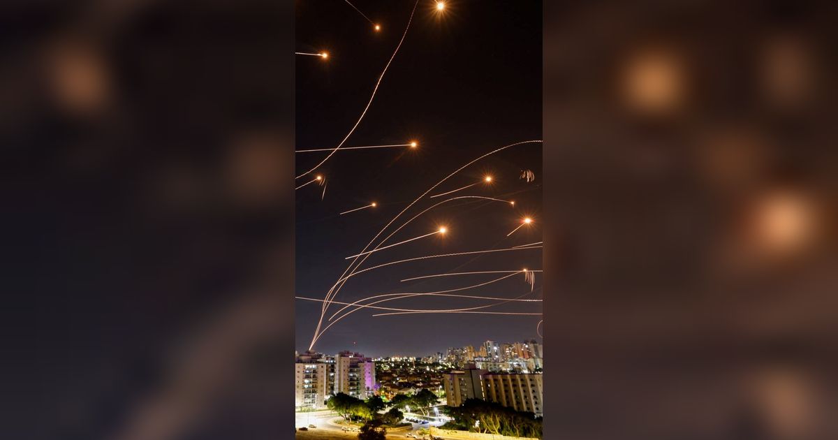 VIDEO: Iron Dome Israel Salah Tembak, Rudal Jatuh ke Rumah Sakit di Tel Aviv