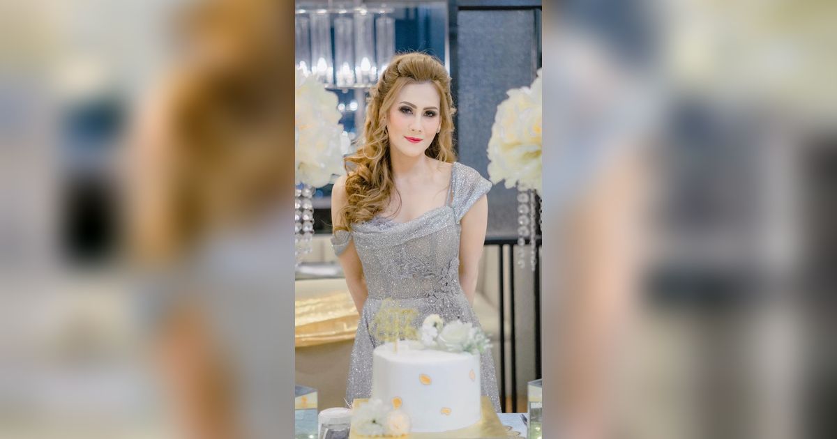 Deretan Potret Cantik Citra Kristinna, Ibu Laura Moane Rayakan Ulang Tahun Pakai Dress Abu-Abu Mewah