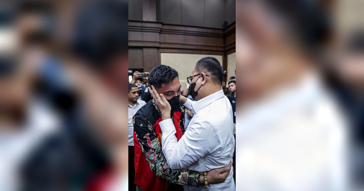 8 Bulan Tak Bertemu, Mario Dandy dan Rafael Alun Berpelukan Penuh Air Mata di Ruang Sidang
