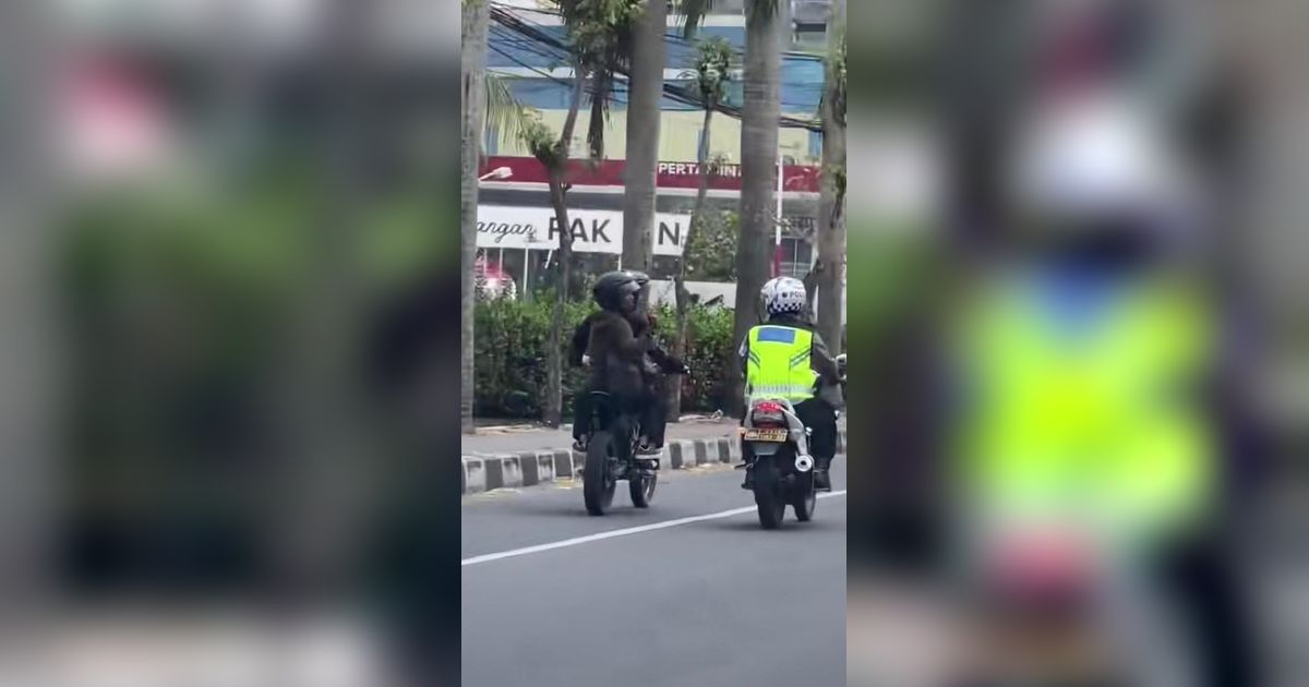 Momen Polisi 'Ngebut' Hendak Tilang Pemotor Melanggar Lalu Lintas, Endingnya Tak Terduga