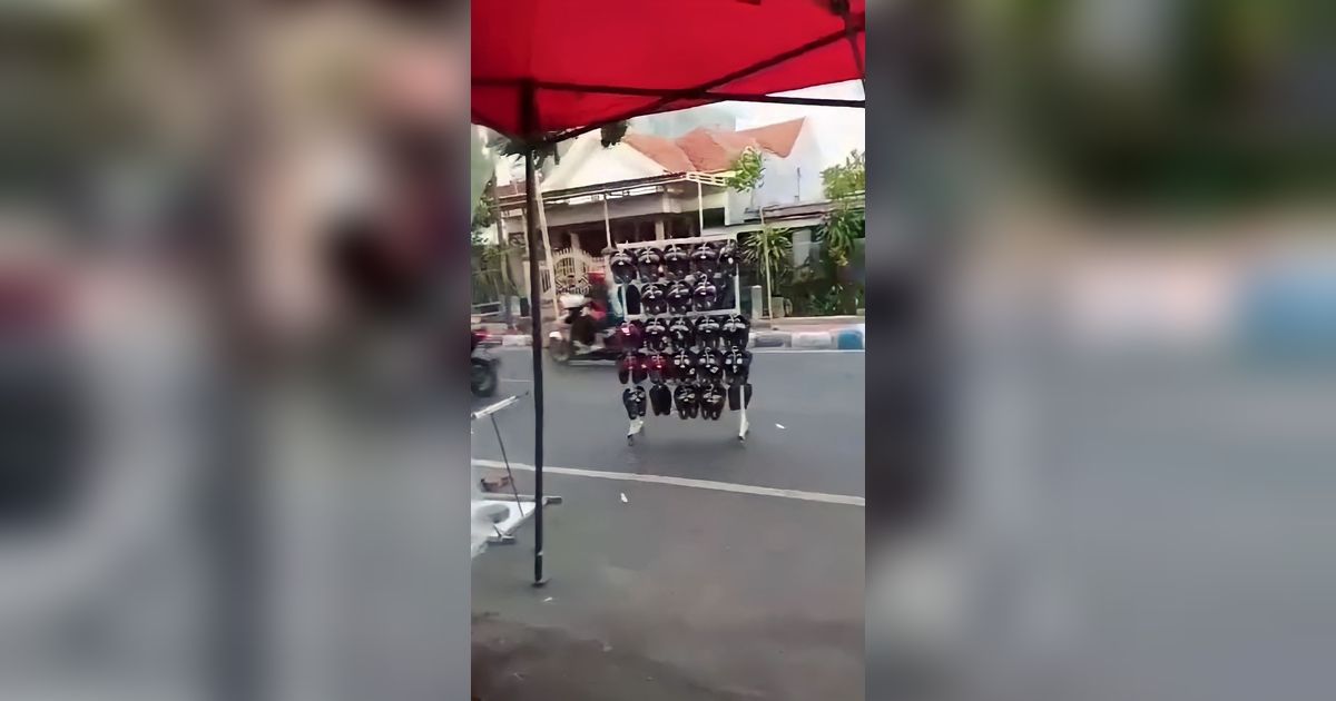 Momen Rak Sandal Pedagang Nyebrang Jalan, Netizen: Diborong Angin