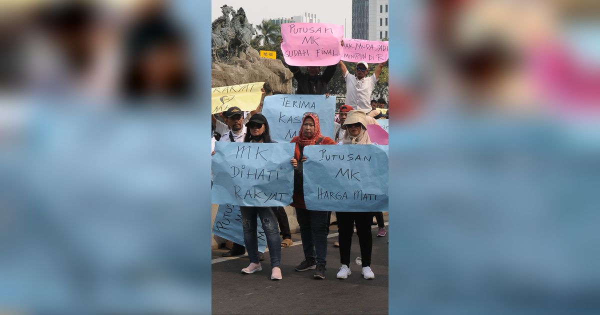 FOTO: Massa Pro Putusan MK Gelar Aksi di Patung Kuda Jelang Sidang MKMK