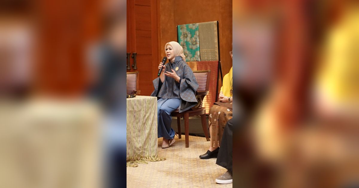 Tengok Karya 15 Desainer Mengemas Tenun Nusantara Jadi Koleksi Megah