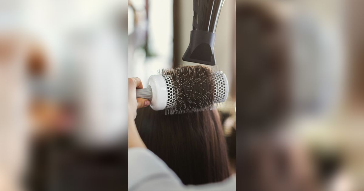 Cegah Rambut Kusut Saat Memakai Sisir Blowdry dengan Cara Ini