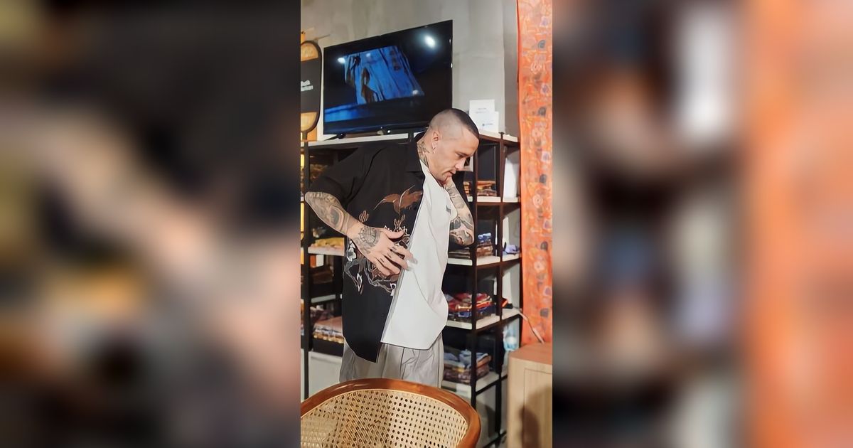 Momen Radja Nainggolan Asyik Belanja Batik di Sarinah, Gayanya Melokal Abis