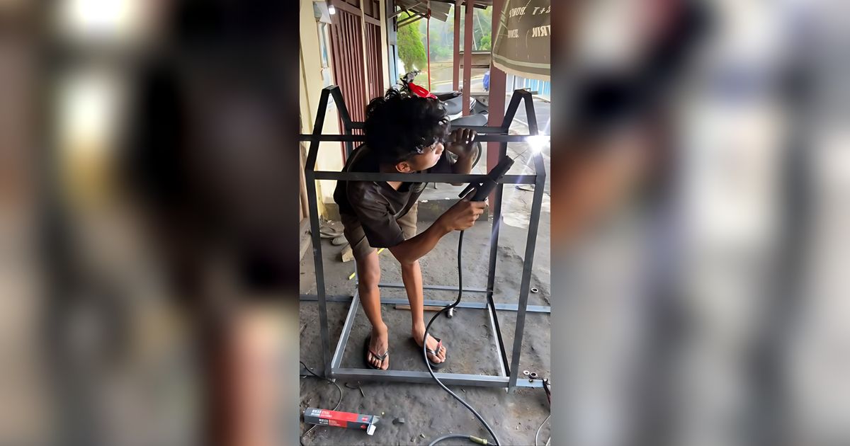 Bikin Ngakak! Video Tukang Las Terlalu Fokus Ngelas Sampai Nggak Sadar Kepalanya Tersangkut