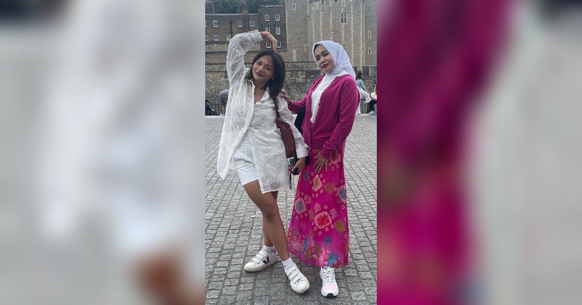 Potret Amel Carla dan Sang Ibu: Mama Oktarina Outfitnya Khas Anak Muda