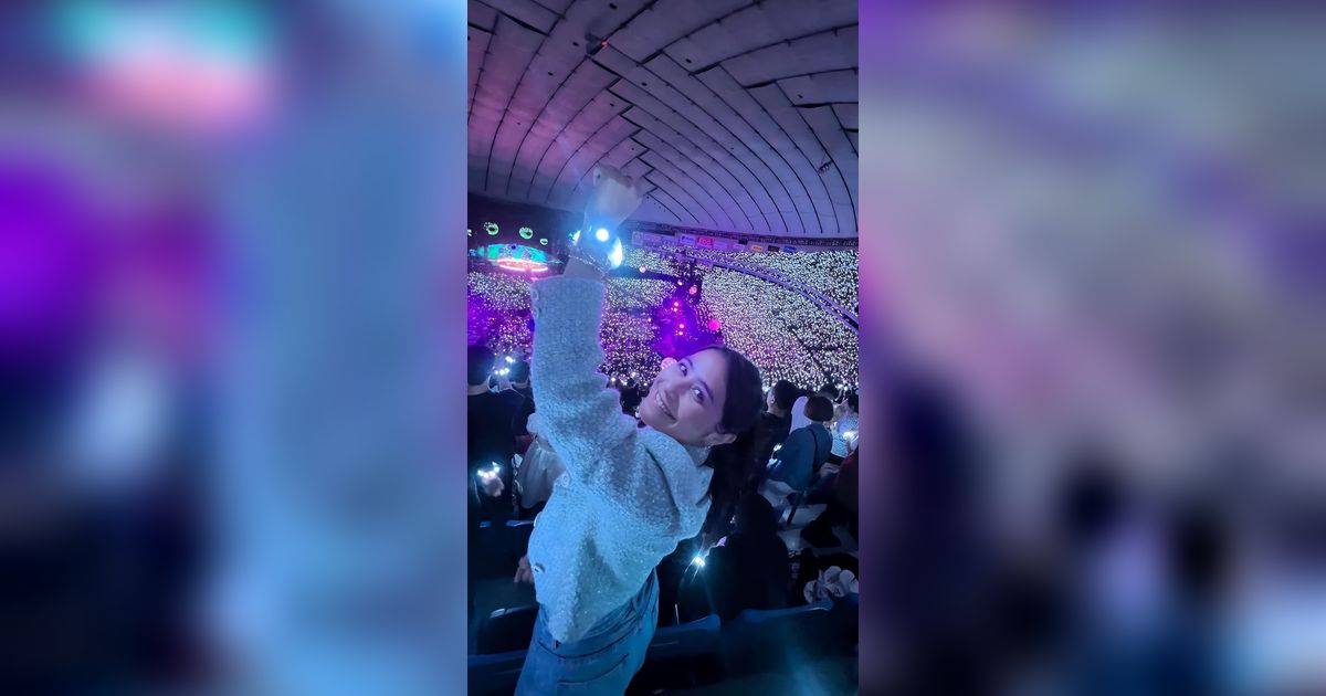 10 Momen Keseruan Prilly Latuconsina Nonton Konser Coldplay di Jepang, Penampilannya Bikin Salfok