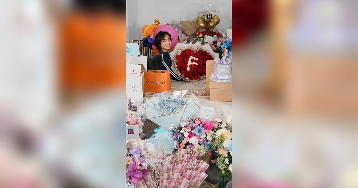 10 Potret Fuji Unboxing Kado Ulang Tahun, Mawar 100 Tangkai dari Asnawi Mangkualam?