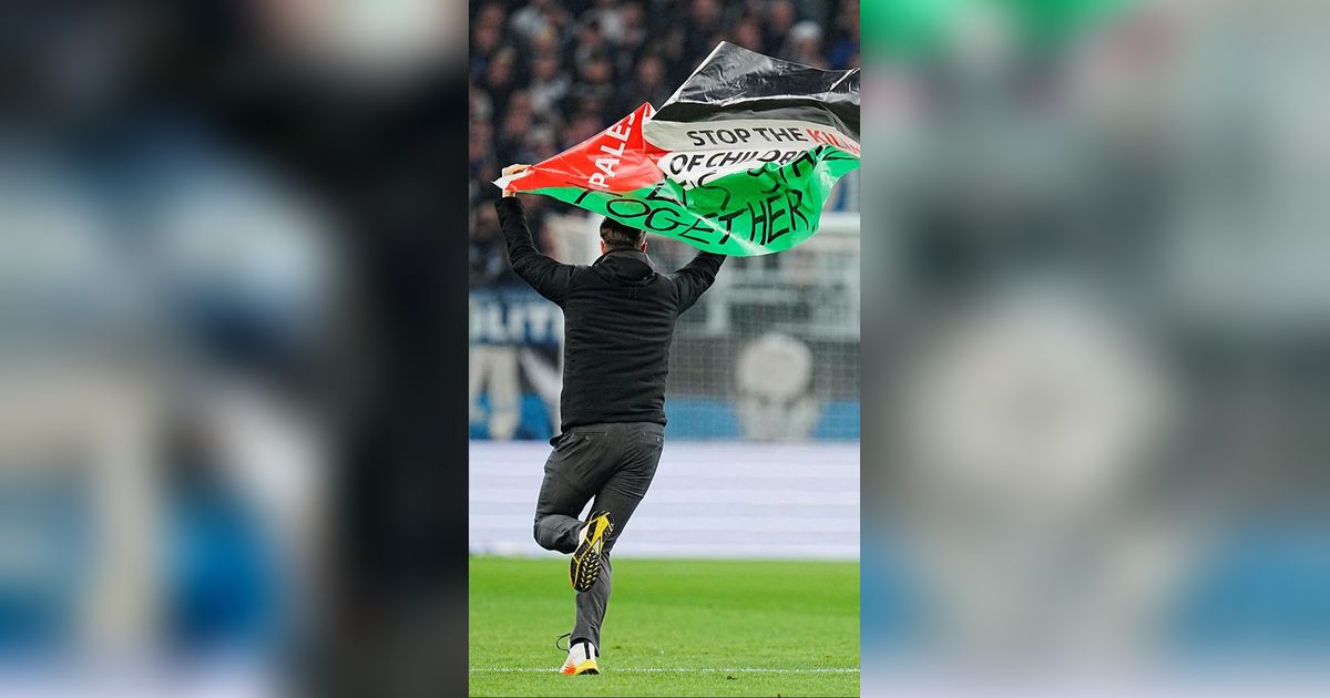 FOTO: Aksi Suporter Berbendera Palestina Terobos Laga FC Copenhagen vs MU, Tuliskan Pesan Menyentuh